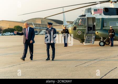 Washington, Stati Uniti d'America. 22 settembre 2020. Il presidente Donald J. Trump è scortato da Marine One a Air Force One da United States Air Force Colon. Stephen Snelson alla base congiunta Andrews, Md. Martedì 22 settembre 2020, in viaggio per Pittsburgh persone: Il presidente Donald Trump Credit: Storms Media Group/Alamy Live News Foto Stock