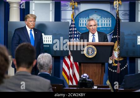 Washington, Stati Uniti d'America. 23 Settembre 2020. Il presidente Donald J. Trump ascolta il parere del consulente Dr. Scott Atlas durante una conferenza stampa mercoledì 23 settembre 2020 nella Sala Stampa Briefing di James S. Brady della Casa Bianca. Persone: Presidente Donald Trump Credit: Storms Media Group/Alamy Live News Foto Stock