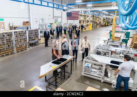 Il Vice Presidente Mike Pence partecipa a un tour del Midwest Manufacturing Countops con il Consulente del Presidente Ivanka Trump e del Segretario del lavoro Eugene Scalia giovedì, 24 settembre 2020, a Eau Claire, Wisconsin. Persone: Vice Presidente Mike Pence Credit: Storms Media Group/Alamy Live News Foto Stock