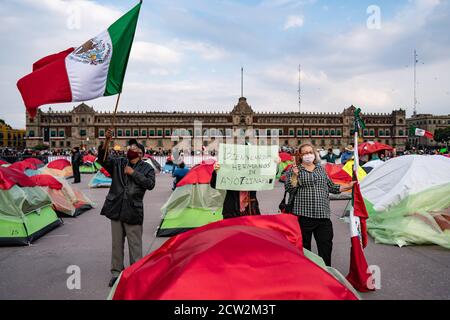 Città del Messico, Messico. 26 Settembre 2020. I manifestanti Frena hanno dei segnali per dichiarare di essere fratelli con l'Ayotzinapa. Centinaia di persone si accamparono in tende nello Zocalo come parte di una campagna per rimuovere il presidente messicano, Andres Manuel Lopez Obredor. Allo stesso tempo, migliaia di persone hanno protestato nell'altra metà dello zocalo per celebrare il 6° anniversario della data in cui i 43 studenti sono andati a mancare da Ayotzinapa. Credit: Lexie Harrison-Cripps/Alamy Live News Foto Stock