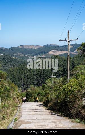 Tratto rettilineo del sentiero accidentato che conduce a Pedra Punti di osservazione da Macela all'interno del parco nazionale Serra da Bocaina con le montagne sullo sfondo Foto Stock