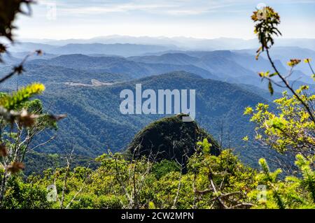 Vista a nord della montagna Serra do Mar (cresta del Mare) come visto dalla strada escursionistica all'interno del parco nazionale Serra da Bocaina. Foto Stock