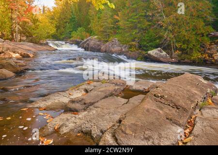 Fotografia di paesaggio di Richie Falls in autunno situato nella contea di Haliburton Ontario Canada. Foto Stock