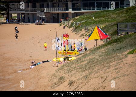 Australian surf rescue team su Avalon Beach a Sydney, NSW, Australia fornire pattuglie di sicurezza in spiaggia Foto Stock