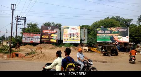 DISTRETTO KATNI, INDIA - 12 DICEMBRE 2019: La gente indiana va per trasporto su strada. Foto Stock