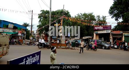 DISTRETTO KATNI, INDIA - 12 DICEMBRE 2019: La gente indiana va per trasporto su strada. Foto Stock