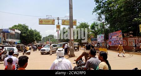 DISTRETTO KATNI, INDIA - 12 DICEMBRE 2019: Trasporto della gente locale indiana su strada alla piazza del segnale di traffico. Foto Stock