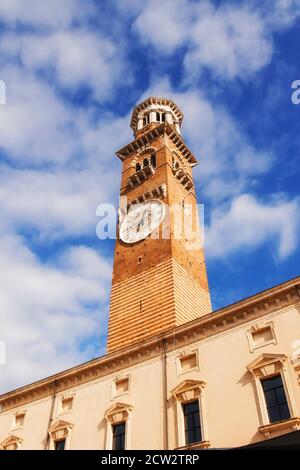 Torre dei Lamberti in Piazza delle Erbe, Verona, Italia Foto Stock