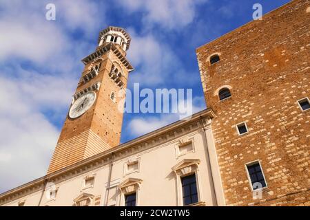 Torre dei Lamberti in Piazza delle Erbe, Verona, Italia Foto Stock