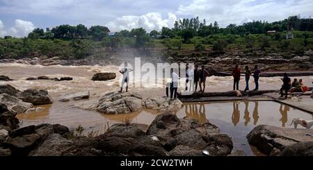 CITTÀ JABALPUR, INDIA - 18 AGOSTO 2019: La gente asiatica si chiede al fiume Narmada in Bhedaghat intorno alla cascata di Dhuandhar. Foto Stock