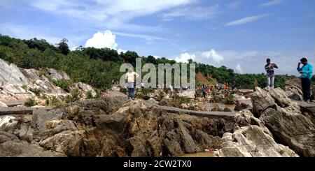 CITTÀ JABALPUR, INDIA - 18 AGOSTO 2019: La gente asiatica che gode al fiume Narmada in Bhedaghat intorno alla cascata di Dhuandhar. Foto Stock