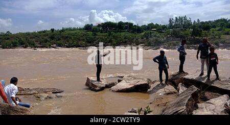 CITTÀ JABALPUR, INDIA - 18 AGOSTO 2019: Persone indiane cliccando immagine al fiume Narmada in Bhedaghat intorno alla cascata di Dhuandhar. Foto Stock