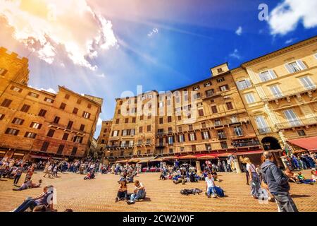 5.05.2017 - scatto grandangolare di Piazza del campo - La piazza principale di Siena Foto Stock