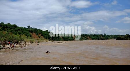 CITTÀ JABALPUR, INDIA - 18 AGOSTO 2019: Fiume Narmada che scorre in Bhedaghat intorno alla cascata di Dhuandhar. Foto Stock