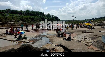 CITTÀ JABALPUR, INDIA - 18 AGOSTO 2019: La gente indiana che si gode al fiume Narmada in Bhedaghat intorno alla cascata di Dhuandhar. Foto Stock