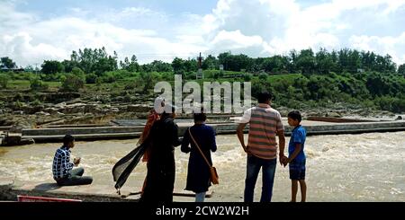 CITTÀ JABALPUR, INDIA - 18 AGOSTO 2019: Famiglia indiana godendo al fiume Narmada in Bhedaghat intorno alla cascata di Dhuandhar. Foto Stock