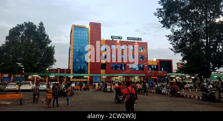 CITTÀ JABALPUR, INDIA - 18 AGOSTO 2019: Gente turistica asiatica che va verso la stazione ferroviaria in tempo di sera. Foto Stock