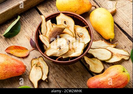 Fette fatte in casa di pere secche. Pera secca o pera chips. Frutta secca Foto Stock