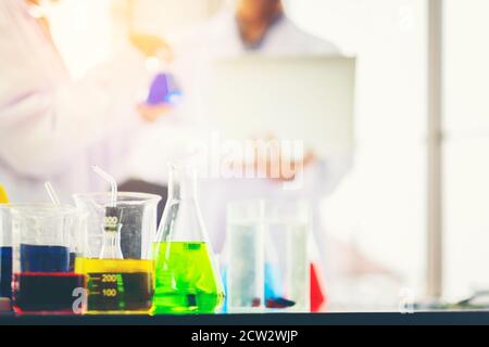 Sviluppo di set di tubi chimici e farmacia in laboratorio con multicolore sostanze in laboratorio Foto Stock