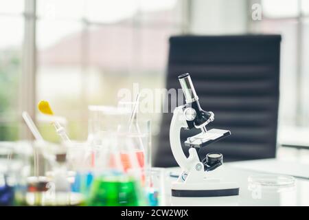 Sviluppo di set di tubi chimici e farmacia in laboratorio con multicolore Sostanze nel microscopio da laboratorio Foto Stock