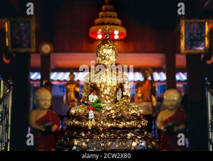 Faccia di Buddha dorato, immagine dorata di Buddha all'interno del tempio Foto Stock