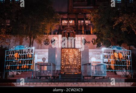 BANGKOK-THAILANDIA - 1 AGO 2019 : Monumento del Principe Mahidol Adulyadej al 100° anniversario del Padiglione Sirirraj, Facoltà di Medicina Ospedale Sirirraj, Mahi Foto Stock