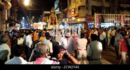 DISTRETTO KATNI, INDIA - 08 AGOSTO 2019: Folla pubblica indiana al mercato della città per il festival religioso indù Vijayadashami Dussehra. Foto Stock