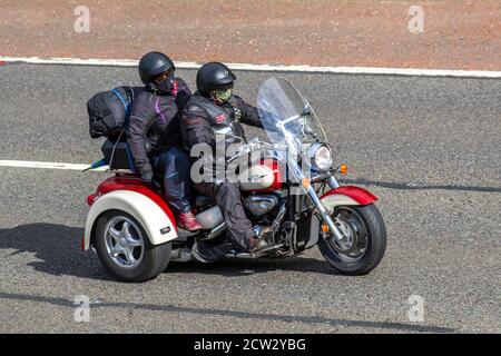Red White Boulevard 3 Wheel Motorcycle, Trike 3 Wheelers, 3 Wheeler, Trike, triciclo, 3 Wheeled Motorbike, Trikes, tre Wheel Motorbike, Motorcycle Design, Bike Design, Custom Trikes. Foto Stock