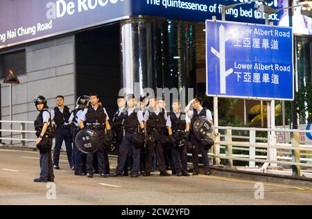 Hong Kong, Hong Kong, Cina. 28 Settembre 2014. La protesta pro-democrazia si diffonde attraverso Hong Kong. La polizia aspetta nella strada bloccata di Hong Kong Park Cotton Tree Drive e l'ambasciata degli Stati Uniti. Credit: Jayne Russell/ZUMA Wire/Alamy Live News Foto Stock