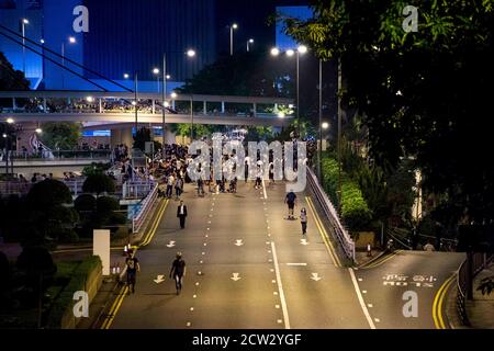 Hong Kong, Hong Kong, Cina. 28 Settembre 2014. La protesta pro-democrazia si diffonde attraverso Hong Kong. La polizia aspetta nella strada bloccata di Hong Kong Park Cotton Tree Drive e l'ambasciata degli Stati Uniti. Credit: Jayne Russell/ZUMA Wire/Alamy Live News Foto Stock