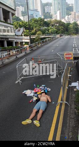 30 settembre 2014, Hong Kong, Hong Kong, Cina: La rivoluzione di Umbrella del 2014 prende piede con la polizia che si ritira lasciando i manifestanti in carica e le strade barricate..Dawn si rompe la seconda mattina dopo le proteste. Le strade sono chiuse da barricate che le lasciano vuote dal traffico consentendo una zona sicura per i manifestanti addormentati, Cotton Tree Drive, Admiralty (immagine di credito: © Jayne Russell/ZUMA Wire) Foto Stock