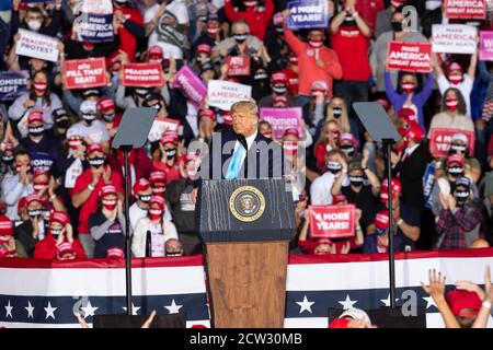 Middletown, Stati Uniti. 26 Settembre 2020. Il presidente Trump parla ai sostenitori del MAGA rally per le elezioni presidenziali del 2020 a Middletown, Pennsylvania, all’aeroporto di Harrisburg, il 26 settembre 2020. (Foto di Lev Radin/Sipa USA) Credit: Sipa USA/Alamy Live News Foto Stock