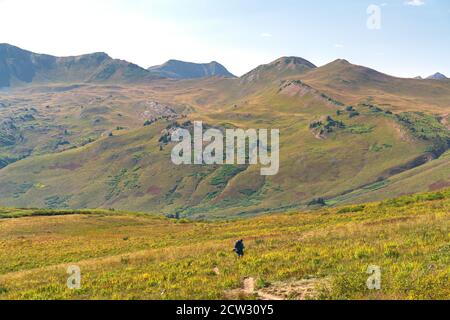 Zaino per escursionisti sul Four Pass Loop Trail vicino ad Aspen, Colorado. Foto Stock