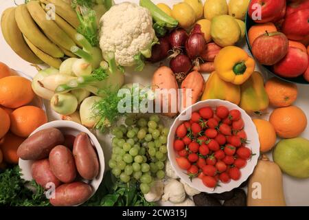 Concetto di cibo sano. Frutta e verdura fresche mature assortite. Foto Stock