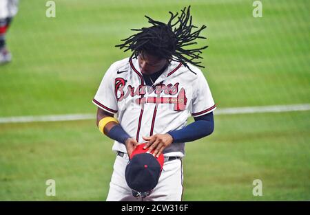 26 settembre 2020: I capelli dell'outfielder Ronald ACU-a Jr. Di Atlanta Braves volano mentre scuote la testa dopo aver preso il cappello fuori mentre cammina verso il dugout alla fine del sesto inning di una partita di MLB contro i Boston Red Sox al Truist Park di Atlanta, GA. Austin McAfee/CSM Foto Stock