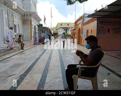 DISTRETTO KATNI, INDIA - 08 LUGLIO 2020: Entrata Gatekeeper indossare maschera per la protezione del coronavirus in luogo religioso indù durante il viaggio. Foto Stock