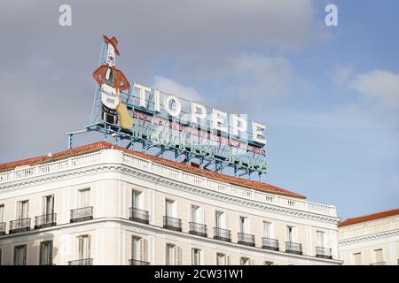 Madrid, Spagna - 23 gennaio 2020: TIO Pepe famoso marchio di Sherry segno sulla cima di edificio storico. Foto Stock