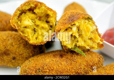 Primo piano di cotolette di pollo fritte Foto Stock