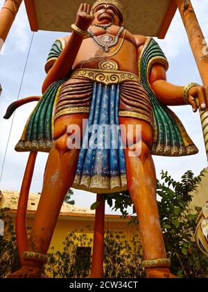 DISTRETTO KATNI, INDIA - 10 OTTOBRE 2019: Enorme statua di Lord Hanuman presentazione d'arte su sfondo cielo. Foto Stock