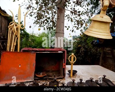 DISTRETTO KATNI, INDIA - 10 OTTOBRE 2019: Holly Hermit indiano sulla piattaforma nella zona della foresta. Foto Stock