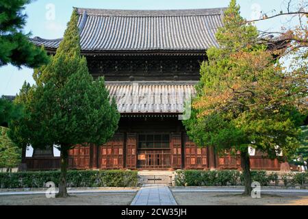 La vista dell'impressionante Hattou in stile Zenshu (Sala del Darma), hondo o Sala delle conferenze, la sala principale del tempio Zen Kenninji. Kyoto. Giappone Foto Stock