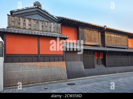 La vista della storica vecchia casa da tè (ochaya), la Ichiriki Chaya nel quartiere Gion di Kyoto, Giappone Foto Stock