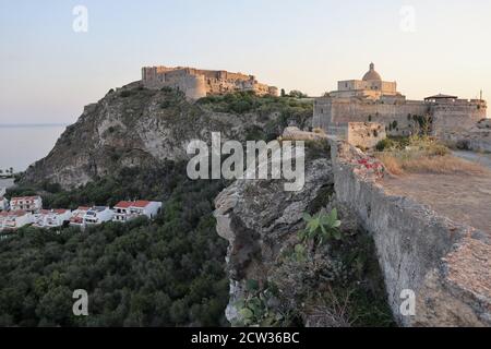 Milazzo - Castello dal Fortino dei Castriciani all'alba Foto Stock