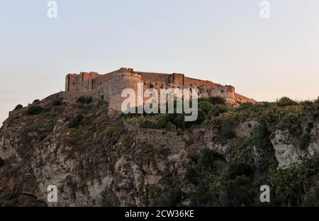 Milazzo - Panorama del castello all'alba Foto Stock