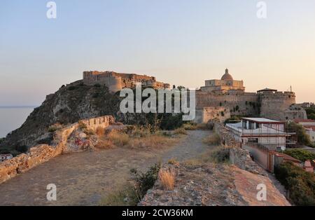 Milazzo - Panorama del castello dal Fortino dei Castriciani all'alba Foto Stock