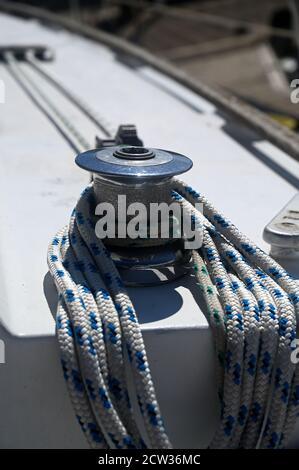 Corda bianca e blu e cabestano su una barca a vela Foto Stock