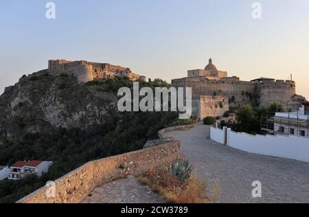 Milazzo - Scorcio del complesso fortificato all'alba Foto Stock