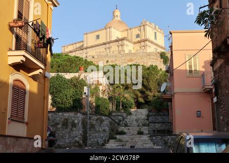 Milazzo - Scorcio del Duomo Antico all'alba Foto Stock