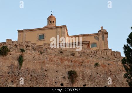 Milazzo - Scorcio del Duomo Antico da Vico Trincera all'alba Foto Stock