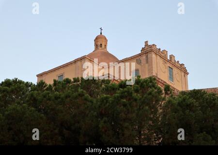 Milazzo - Scorcio del Duomo Antico da Via Castello Foto Stock